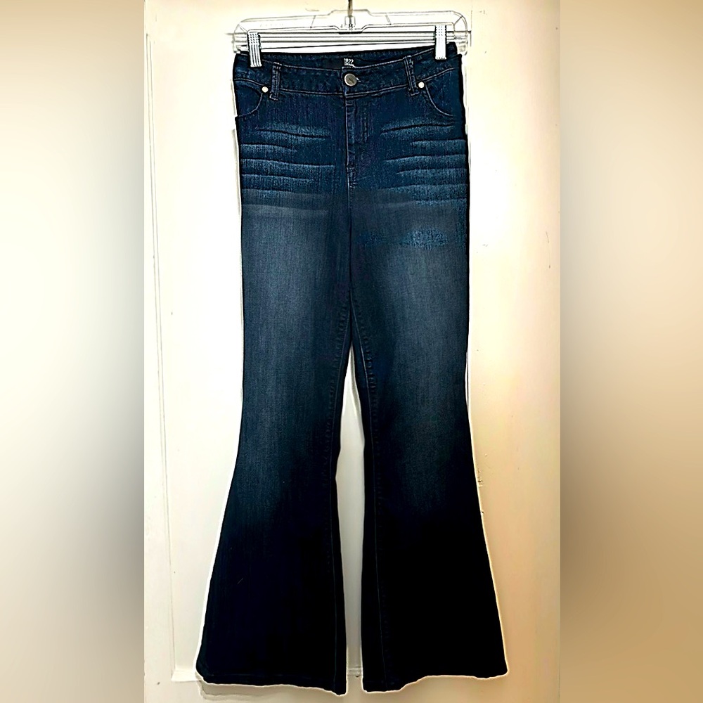 1822, Size 32, dark blue, double button, bell bottom jeans. Inseam 27”